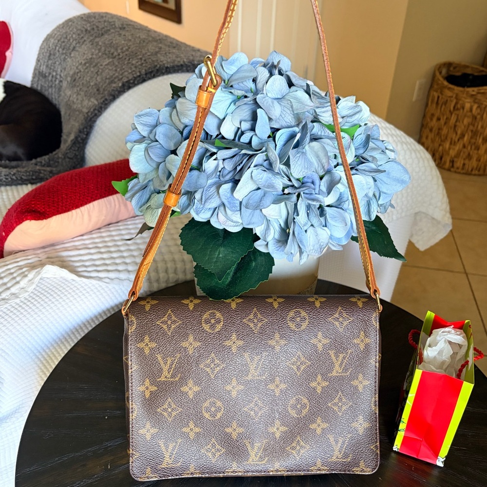 Louis Vuitton musette tango short. Monogram